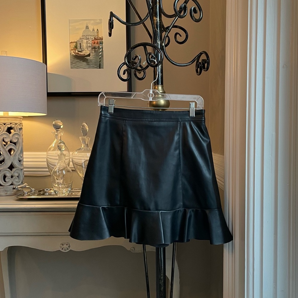 H&M Skirt Womens 6 Black Faux Leather Ruffle Hem Exposed Zipper Vegan Trendy